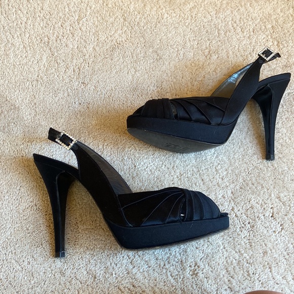 Stuart Weitzman - Picture 3 of 7